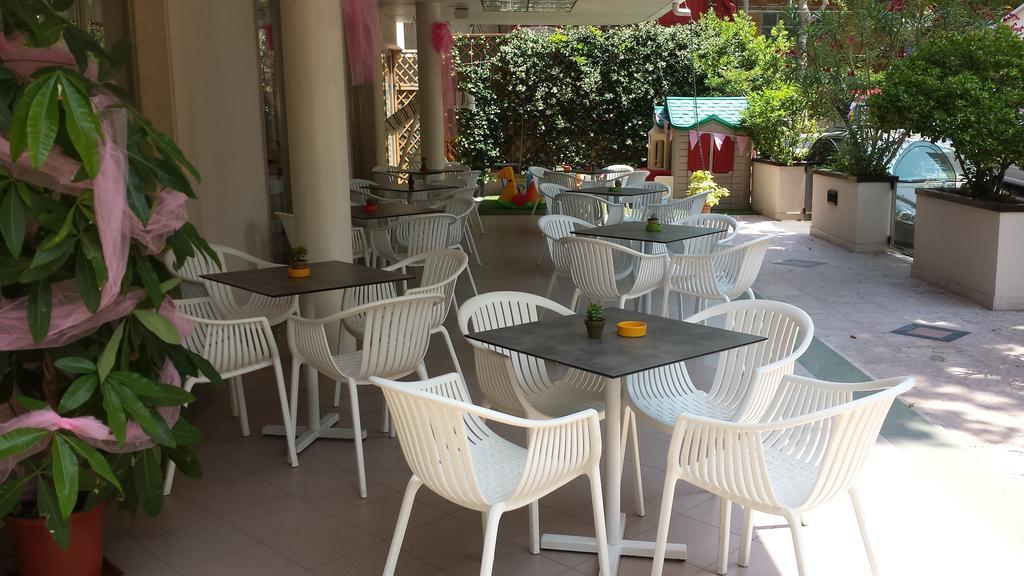 Hotel Montecarlo Rimini Exterior photo